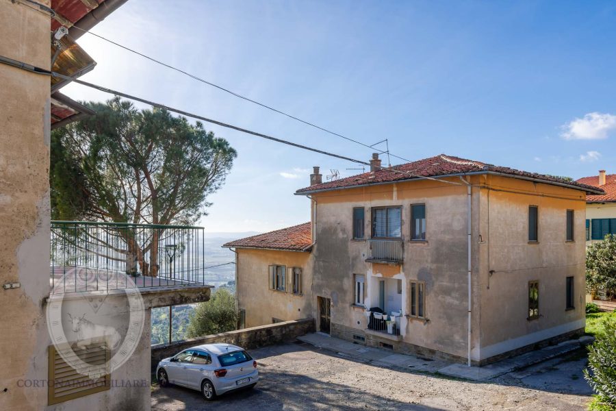 Panoramic apartment in Cortona