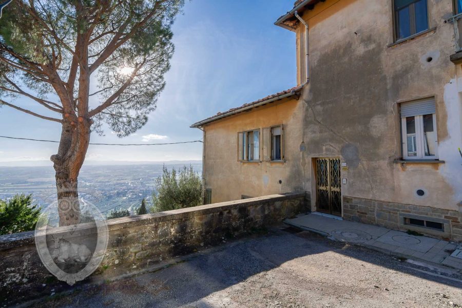 Panoramic apartment in Cortona