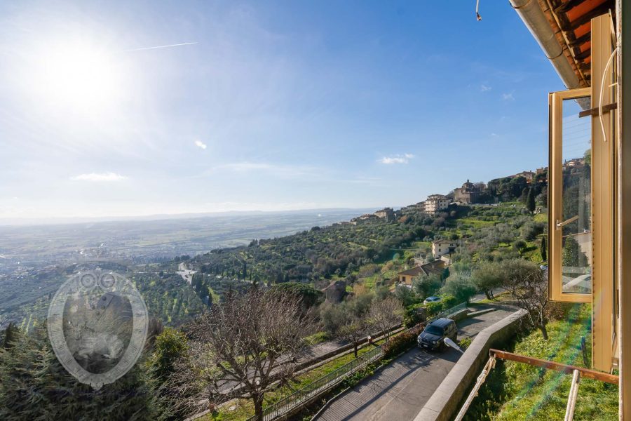 Panoramic apartment in Cortona