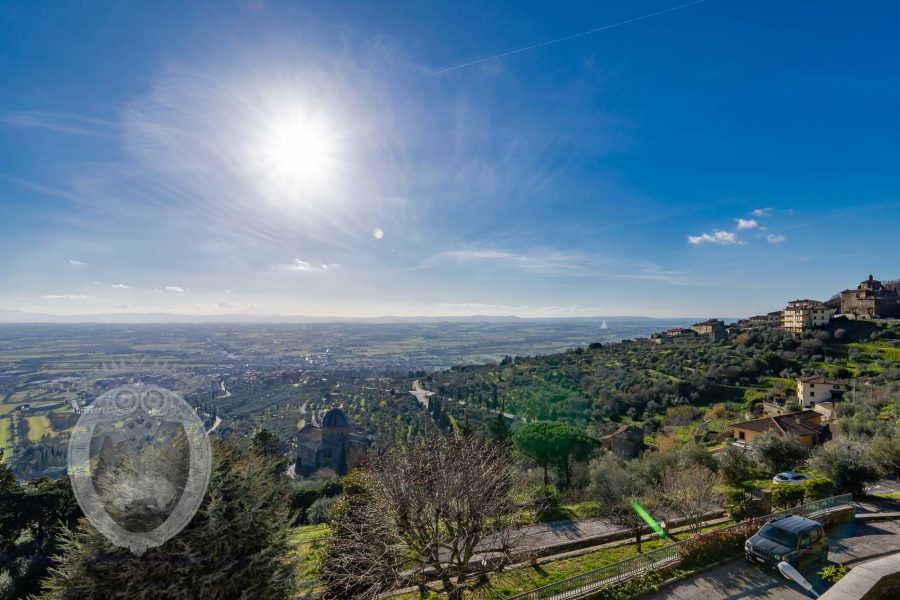 Panoramic apartment in Cortona