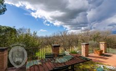 Farmhouse between Cortona and Montepulciano