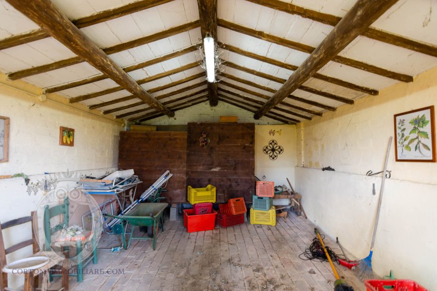 Farmhouse between Cortona and Montepulciano