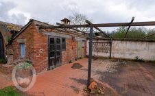 Farmhouse between Cortona and Montepulciano