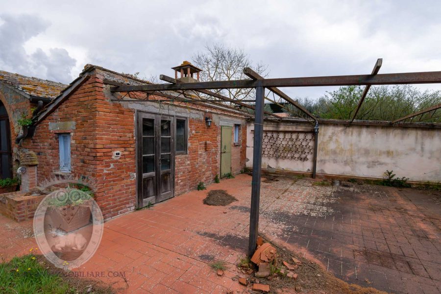 Farmhouse between Cortona and Montepulciano