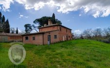 Farmhouse between Cortona and Montepulciano