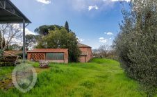 Farmhouse between Cortona and Montepulciano