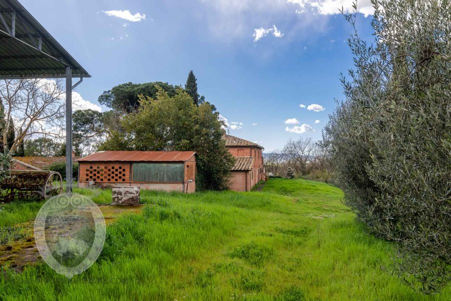 Farmhouse between Cortona and Montepulciano