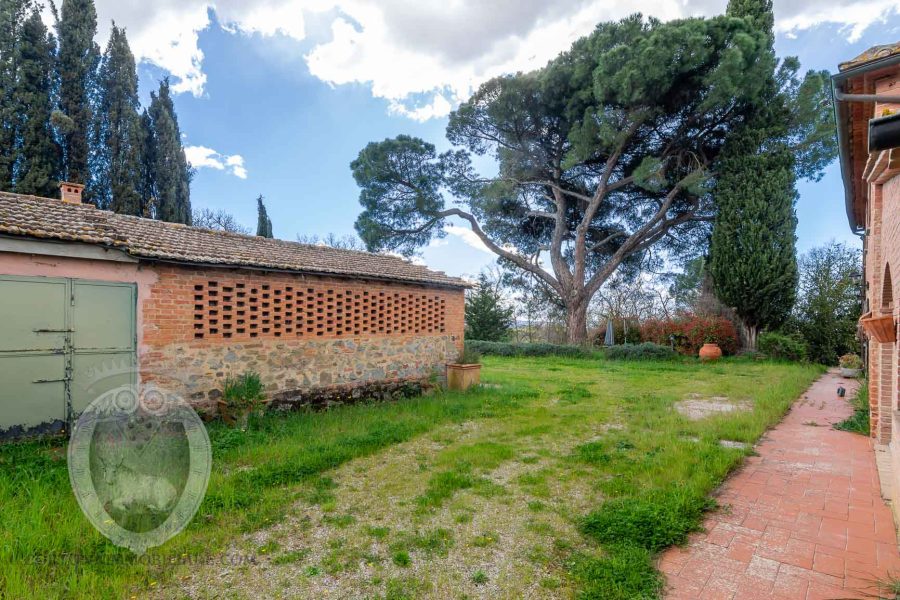 Farmhouse between Cortona and Montepulciano