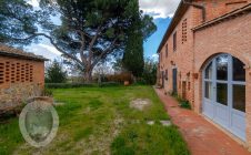 Farmhouse between Cortona and Montepulciano