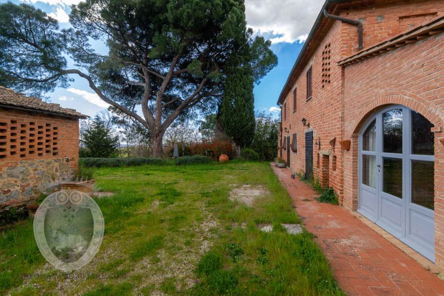 Farmhouse between Cortona and Montepulciano