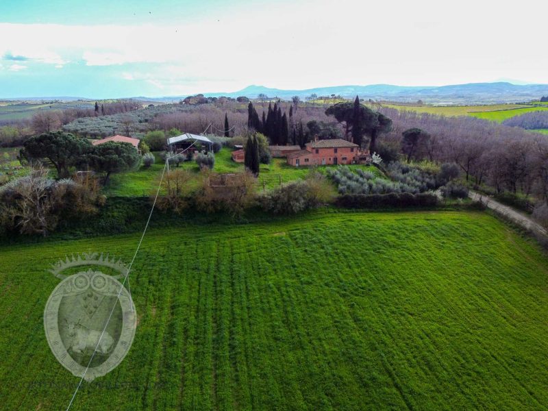 Colonica tra Cortona e Montepulciano