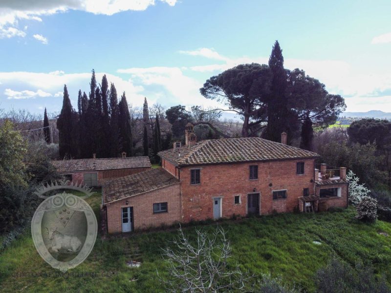 Colonica tra Cortona e Montepulciano