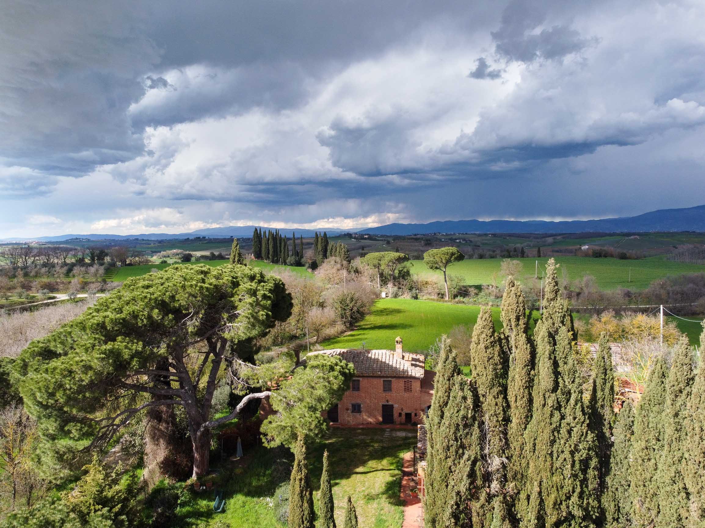 Colonica tra Cortona e Montepulciano