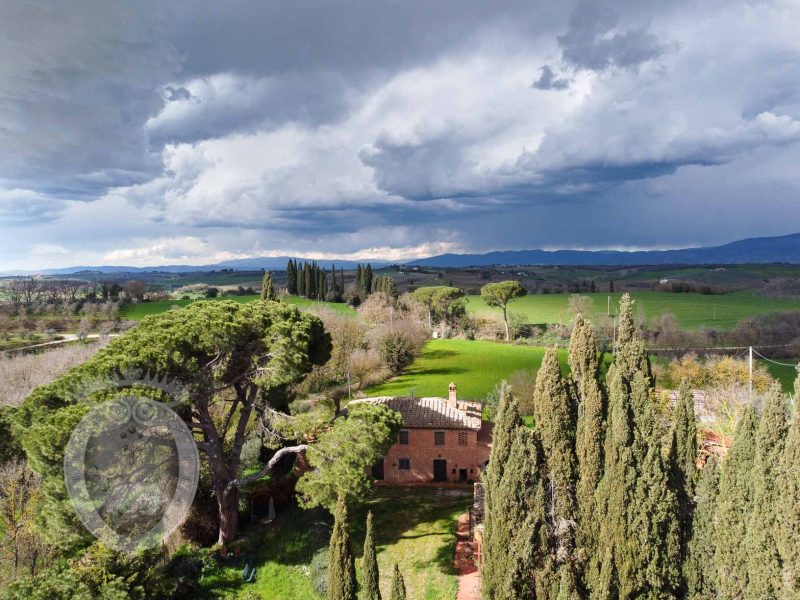 Colonica tra Cortona e Montepulciano