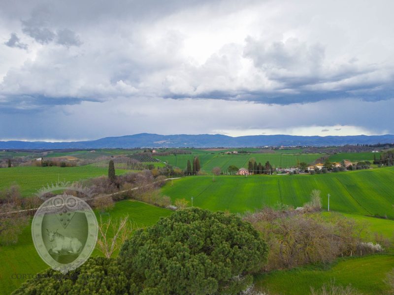 Colonica tra Cortona e Montepulciano