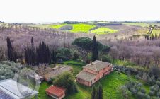 Colonica tra Cortona e Montepulciano