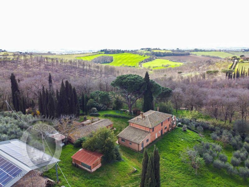 Colonica tra Cortona e Montepulciano