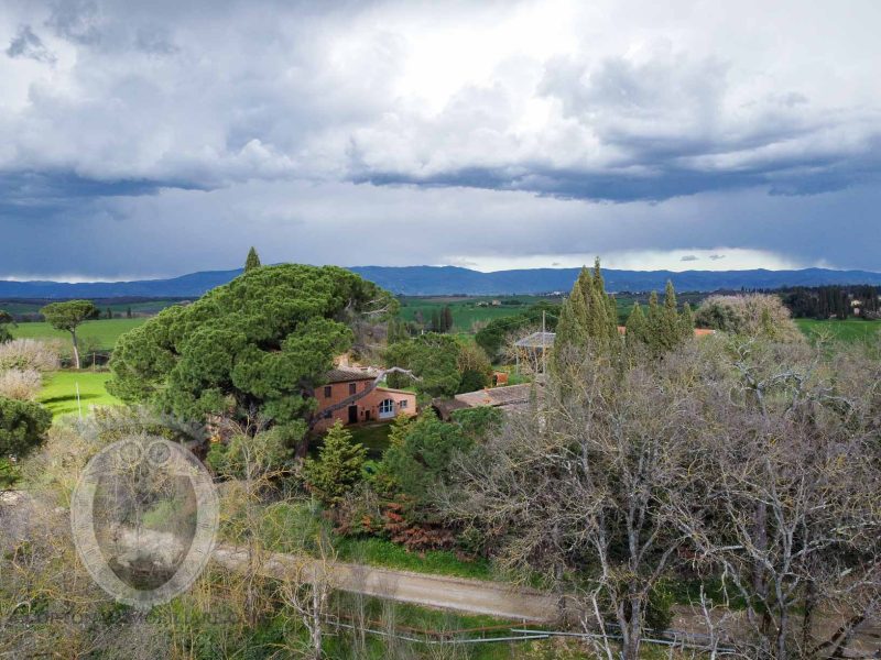 Colonica tra Cortona e Montepulciano