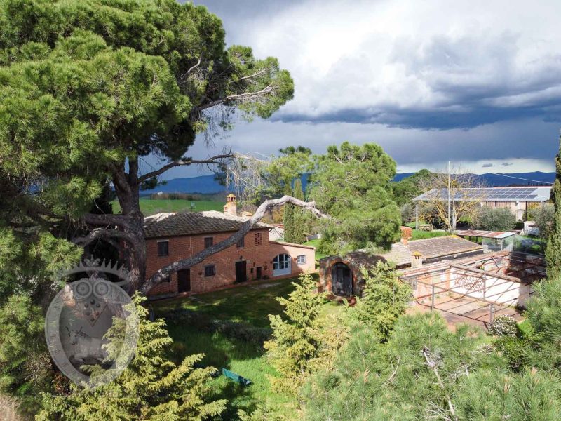 Colonica tra Cortona e Montepulciano