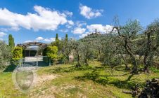 Renovated farmhouse a stone's throw from the castle of Montecchio