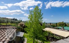 Renovated farmhouse a stone's throw from the castle of Montecchio