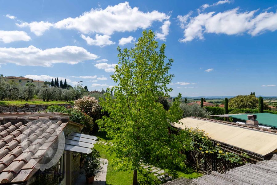 Renovated farmhouse a stone's throw from the castle of Montecchio