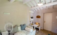 Renovated farmhouse a stone's throw from the castle of Montecchio