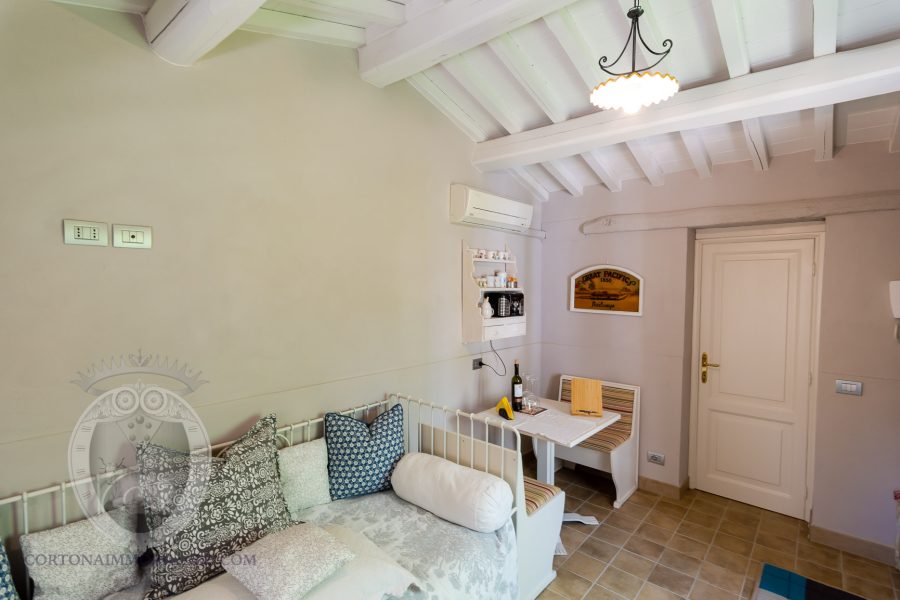 Renovated farmhouse a stone's throw from the castle of Montecchio