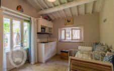 Renovated farmhouse a stone's throw from the castle of Montecchio