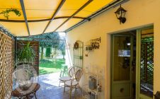 Renovated farmhouse a stone's throw from the castle of Montecchio