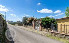 Renovated farmhouse a stone's throw from the castle of Montecchio