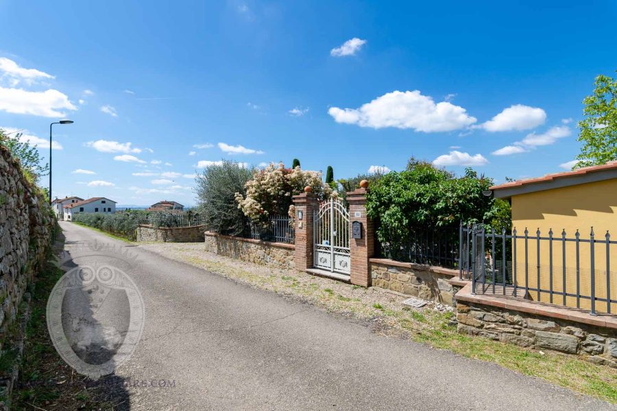 Renovated farmhouse a stone's throw from the castle of Montecchio