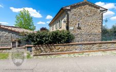 Renovated farmhouse a stone's throw from the castle of Montecchio