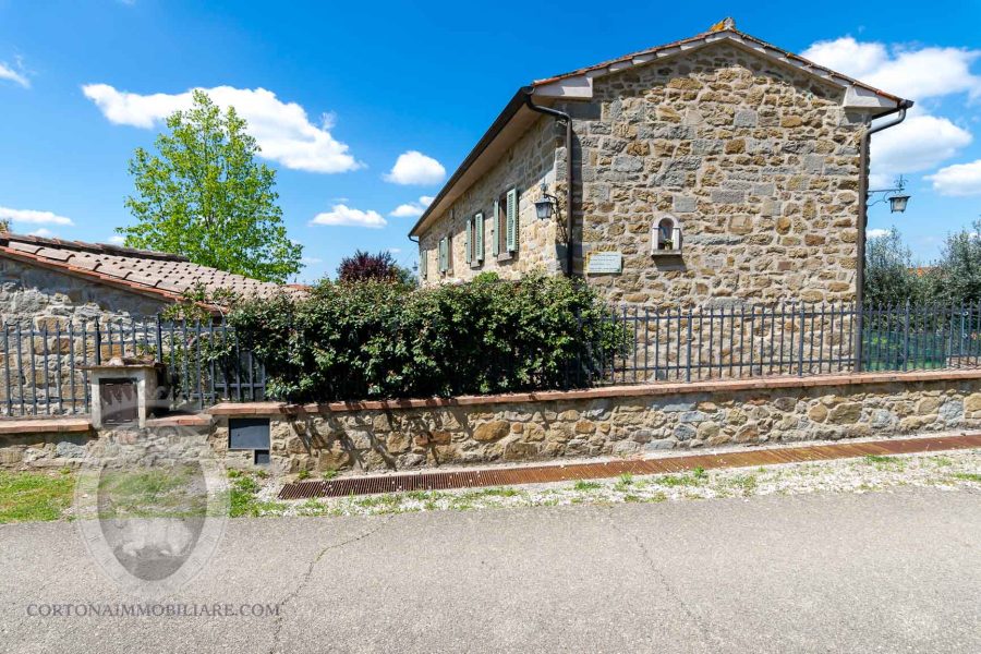 Renovated farmhouse a stone's throw from the castle of Montecchio