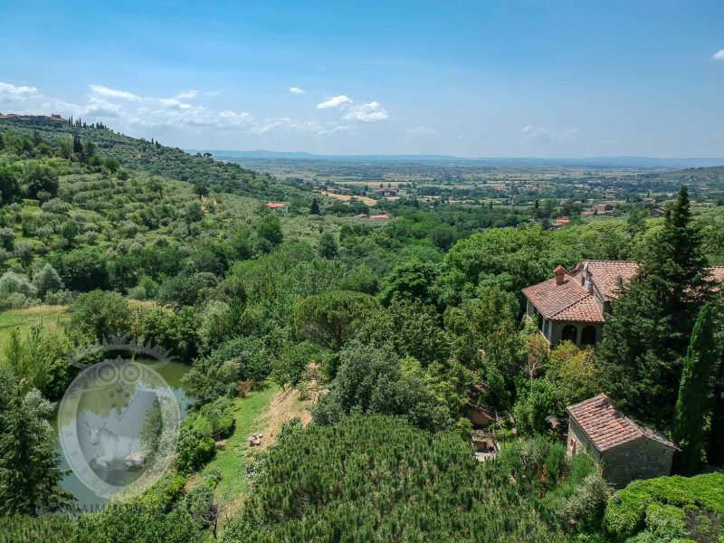 Stone villa a stone's throw from Cortona