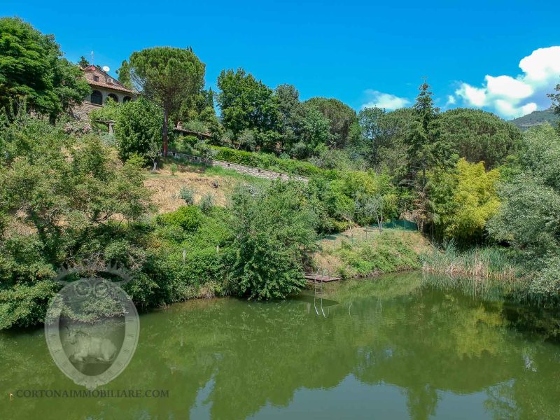 Stone villa a stone's throw from Cortona