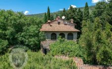 Stone villa a stone's throw from Cortona