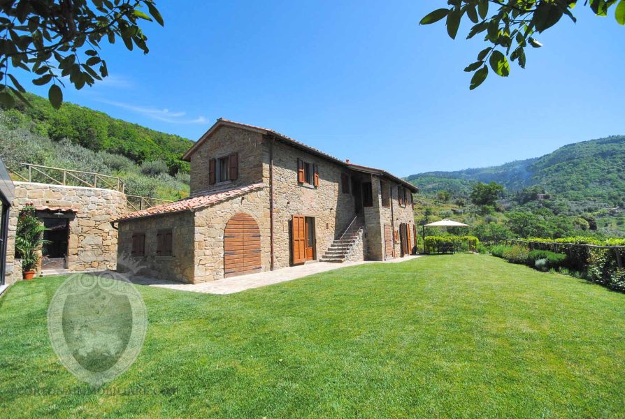 Casale Tornavento farmhouse with a view