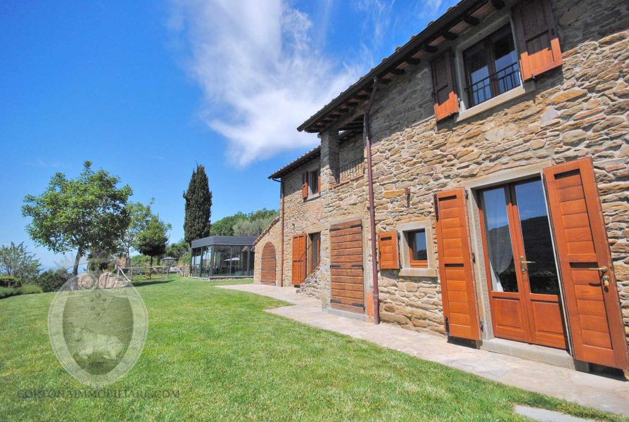 Casale Tornavento farmhouse with a view