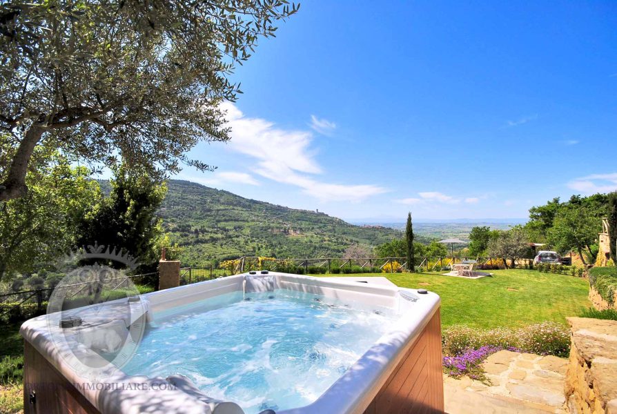 Casale Tornavento farmhouse with a view