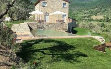 Casale Il Tramonto, 26,000 m2 of land, 340 m2 surface area on 4 floors, with garage, garden, terrace, 6 bedrooms, 6 bathrooms, panoramic swimming pool.
