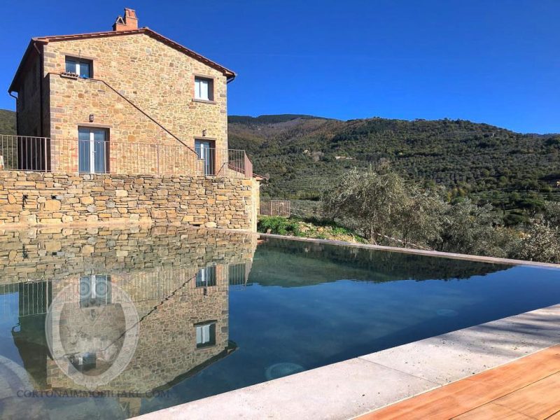 Casale Il Tramonto, 26,000 m2 of land, 340 m2 surface area on 4 floors, with garage, garden, terrace, 6 bedrooms, 6 bathrooms, panoramic swimming pool.