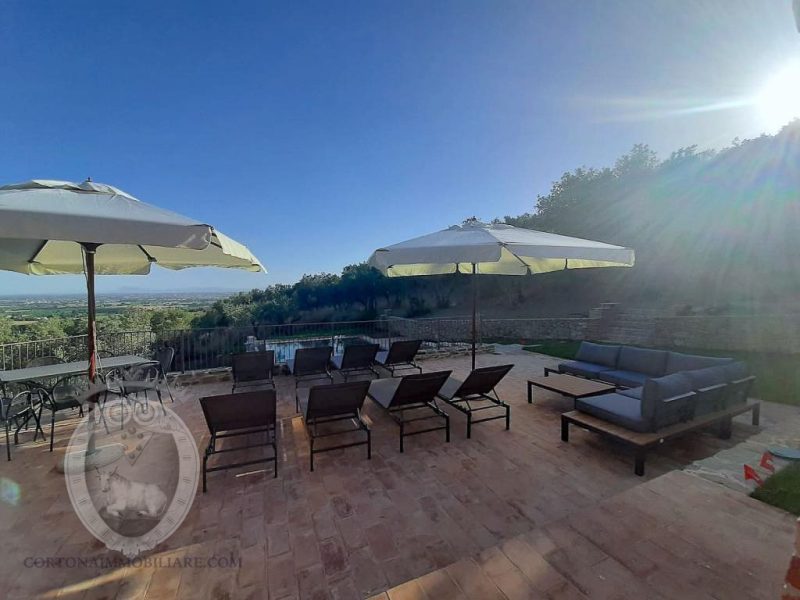 Casale Il Tramonto, 26,000 m2 of land, 340 m2 surface area on 4 floors, with garage, garden, terrace, 6 bedrooms, 6 bathrooms, panoramic swimming pool.