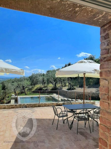 Casale Il Tramonto, 26,000 m2 of land, 340 m2 surface area on 4 floors, with garage, garden, terrace, 6 bedrooms, 6 bathrooms, panoramic swimming pool.