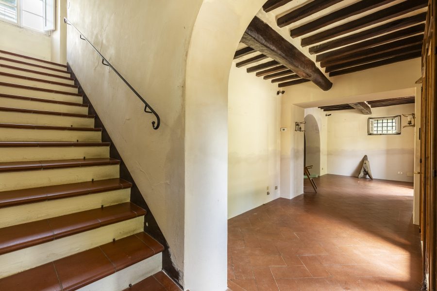 Villa con annessi e terreno
