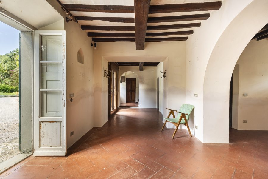 Villa con annessi e terreno
