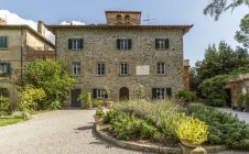 Villa con annessi e terreno