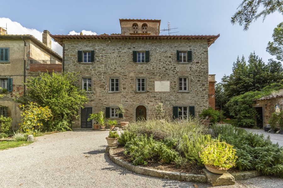 Villa con annessi e terreno
