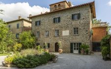 Villa con annessi e terreno