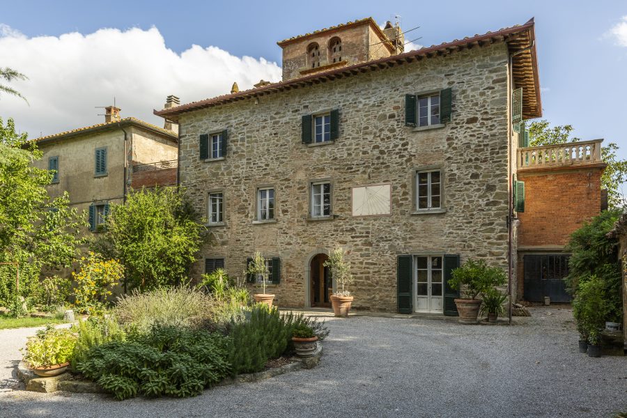 Villa con annessi e terreno
